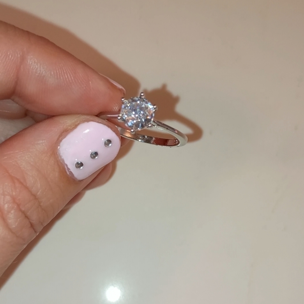 New Elegant 1 ct S925 Sterling Silver Moissanite Style Ring -